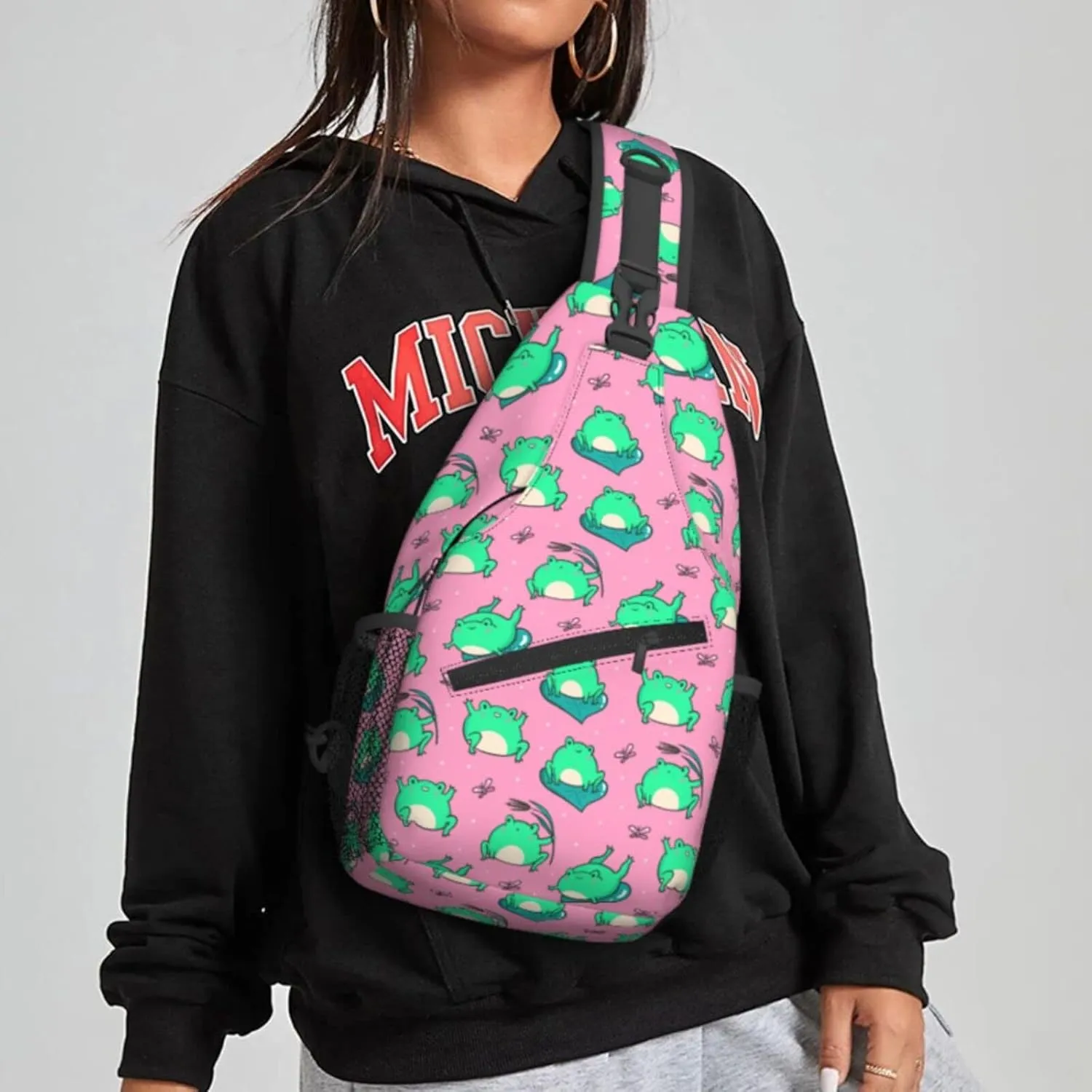Women Cute Green Frogs on Pink Crossbody Sling Backpack for Men Chest Bag Shoulder Bag Lightweight One Strap Backpack Travel Outdoor Daypack